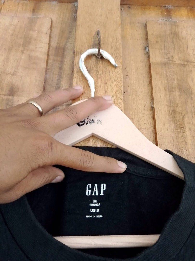 Gap Shirt (Category: Activewear) located in Cateel. Submitted by elayyy_070126 (Listing ID 1467911929, Image 2). Description: .