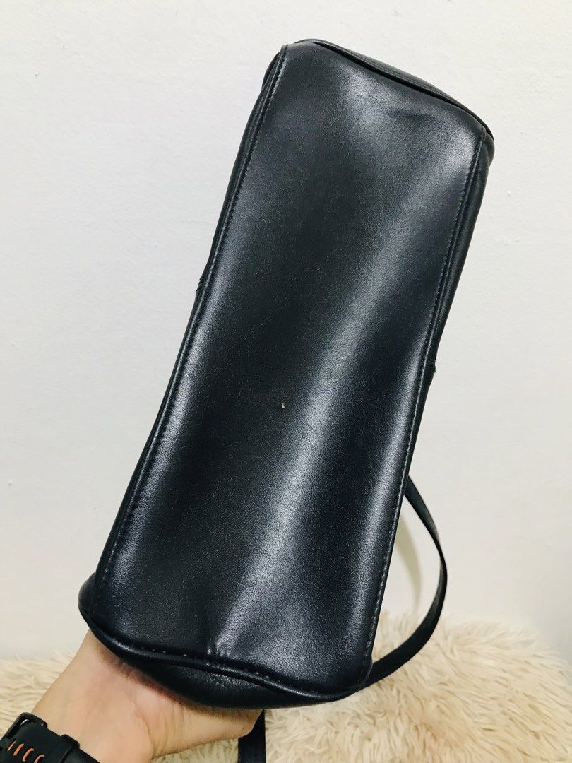 GENUINE LEATHER 2 WAY BAG (Category: Cross-body Bags) located in Gamu. Submitted by 2022bagsbunny (Listing ID 1468009133, Image 3). Description: .