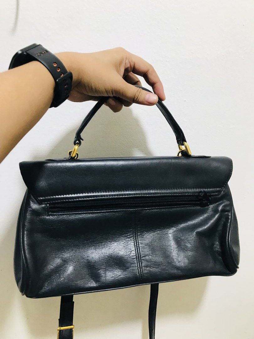 GENUINE LEATHER 2 WAY BAG (Category: Cross-body Bags) located in Gamu. Submitted by 2022bagsbunny (Listing ID 1468009133, Image 2). Description: .