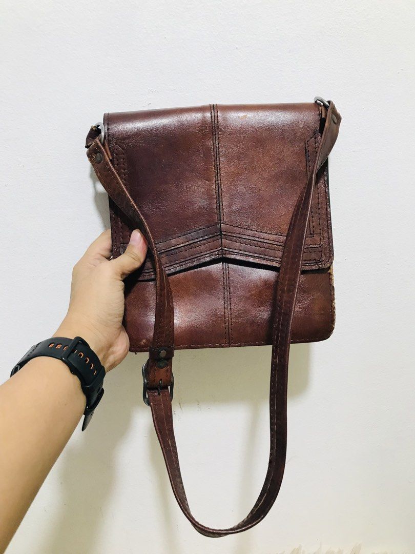 GENUINE LEATHER SHOULDER BAG (Category: Luxury Bags & Wallets) located in Gamu. Submitted by 2022bagsbunny (Listing ID 1468008924, Image 1). Description: .