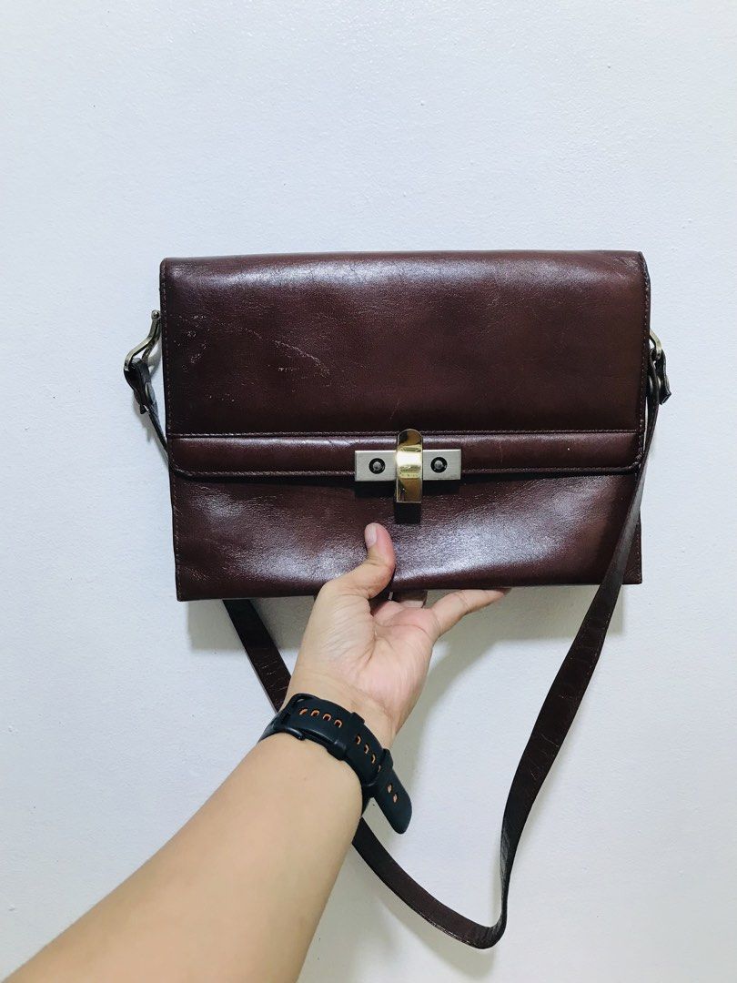 GENUINE LEATHER SHOULDER BAG (Category: Luxury Bags & Wallets) located in Gamu. Submitted by 2022bagsbunny (Listing ID 1468009690, Image 1). Description: .