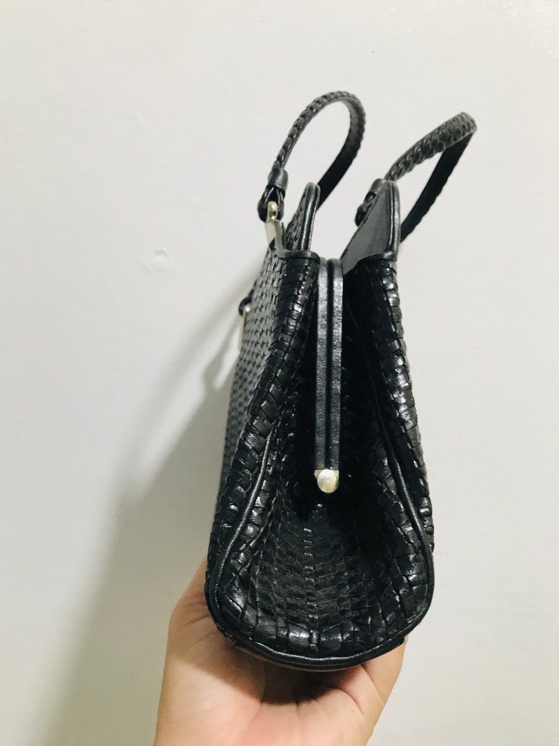 GENUINE LEATHER WEAVED HANDBAG (Category: Luxury Bags & Wallets) located in Gamu. Submitted by 2022bagsbunny (Listing ID 1467995193, Image 3). Description: .