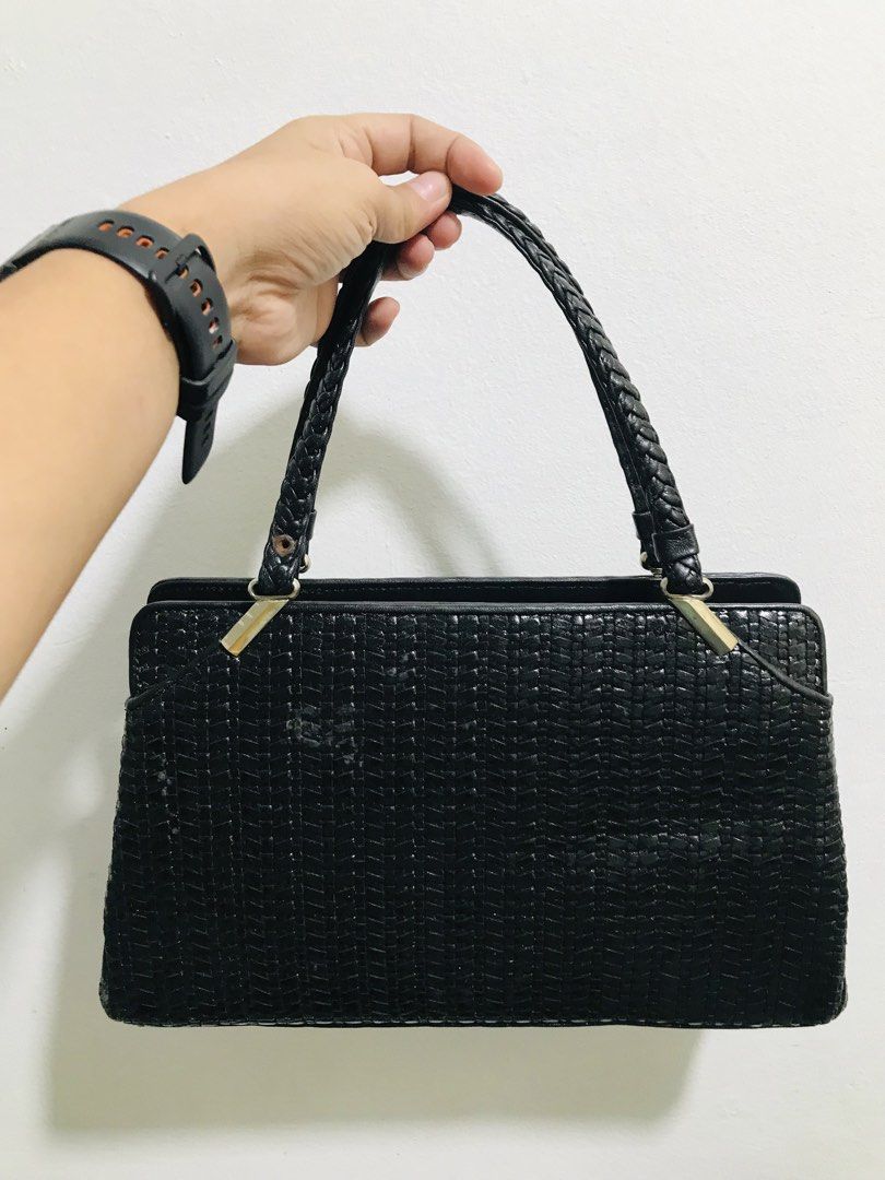 GENUINE LEATHER WEAVED HANDBAG (Category: Luxury Bags & Wallets) located in Gamu. Submitted by 2022bagsbunny (Listing ID 1467995193, Image 1). Description: .