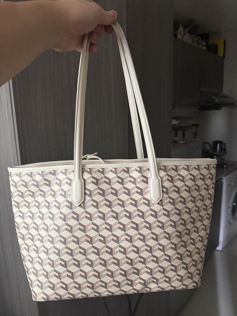 Christy ng russo bag LARGE (Category: Tote Bags) located in Manila. Submitted by mysticphoenix_5d4da6 (Listing ID 1467881500, Image 1). Description: Christy Ng Tote Bag Included: ung wallet kasama nung bag tska ung organizer na binili ko ng hiwalay and the cover bag itself nung bag (tote) RFS: NEED FUNDS MAG BIBIRTHDAY NA HAHA Condition: Lightly used kasi maarte sa gamit .