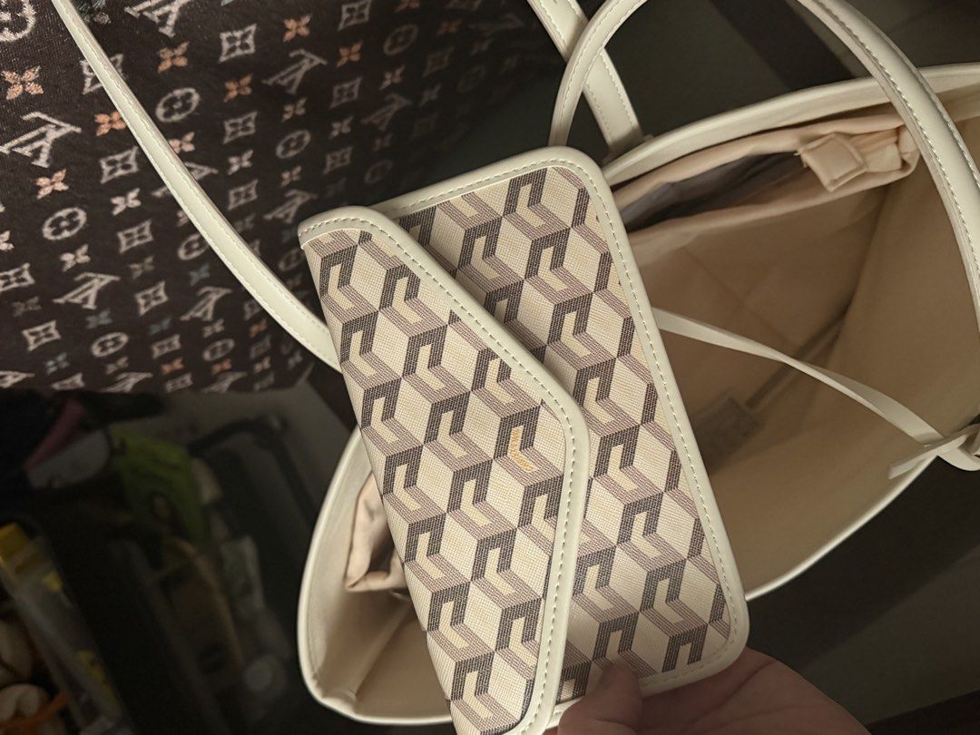 Christy ng russo bag LARGE (Category: Tote Bags) located in Manila. Submitted by mysticphoenix_5d4da6 (Listing ID 1467881500, Image 3). Description: Christy Ng Tote Bag Included: ung wallet kasama nung bag tska ung organizer na binili ko ng hiwalay and the cover bag itself nung bag (tote) RFS: NEED FUNDS MAG BIBIRTHDAY NA HAHA Condition: Lightly used kasi maarte sa gamit .