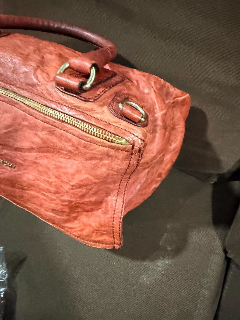 Givenchy Pandora Distressed leather (Category: Luxury Bags & Wallets) located in Passi. Submitted by janbelisario (Listing ID 1467940296, Image 3). Description: Distressed leather Well used conditions GUARANTEED ORIGINAL mu.