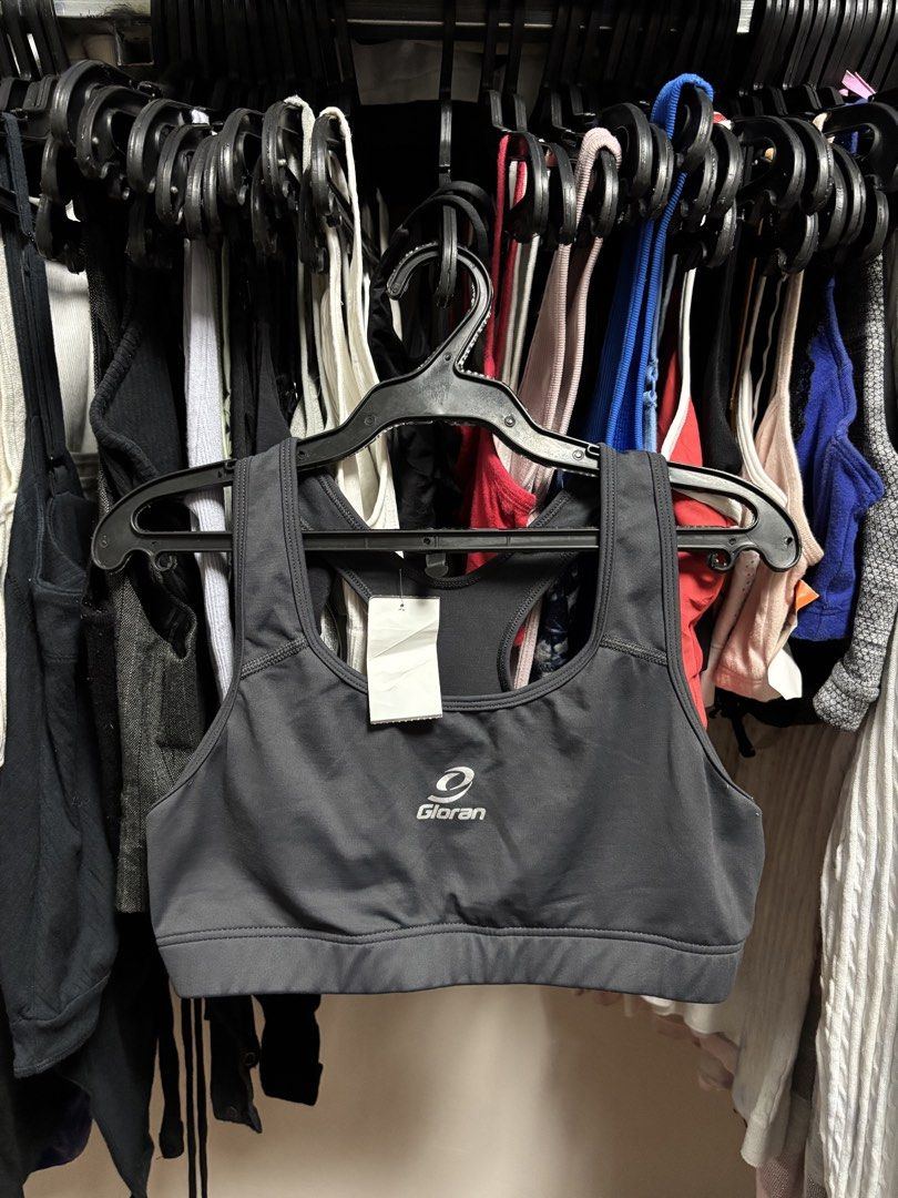 GLORAN sleeveless (Category: Sleeveless) located in Pila. Submitted by isabelasthriftclothes (Listing ID 1467964689, Image 1). Description: .