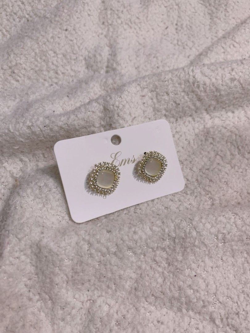 Gold hoops multi-strand textured earrings (Category: Earrings) located in Manila. Submitted by silvereagle.923e5d (Listing ID 1468056763, Image 2). Description: 3pcs for ₱100 5pcs for ₱160 10pcs for ₱259.