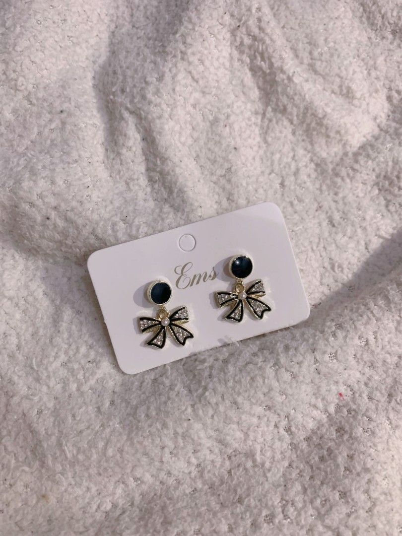 Gold hoops multi-strand textured earrings (Category: Earrings) located in Manila. Submitted by silvereagle.923e5d (Listing ID 1468056763, Image 1). Description: 3pcs for ₱100 5pcs for ₱160 10pcs for ₱259.