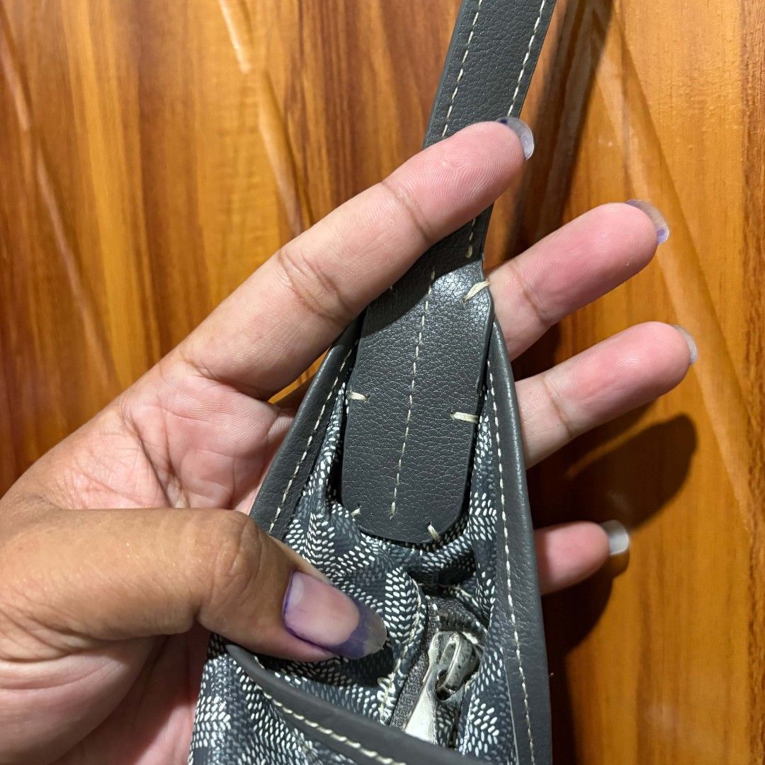Goyard hobo bag (Category: Luxury Bags & Wallets) located in Carmen. Submitted by aquarius.00 (Listing ID 1467939051, Image 3). Description: excellent coded.