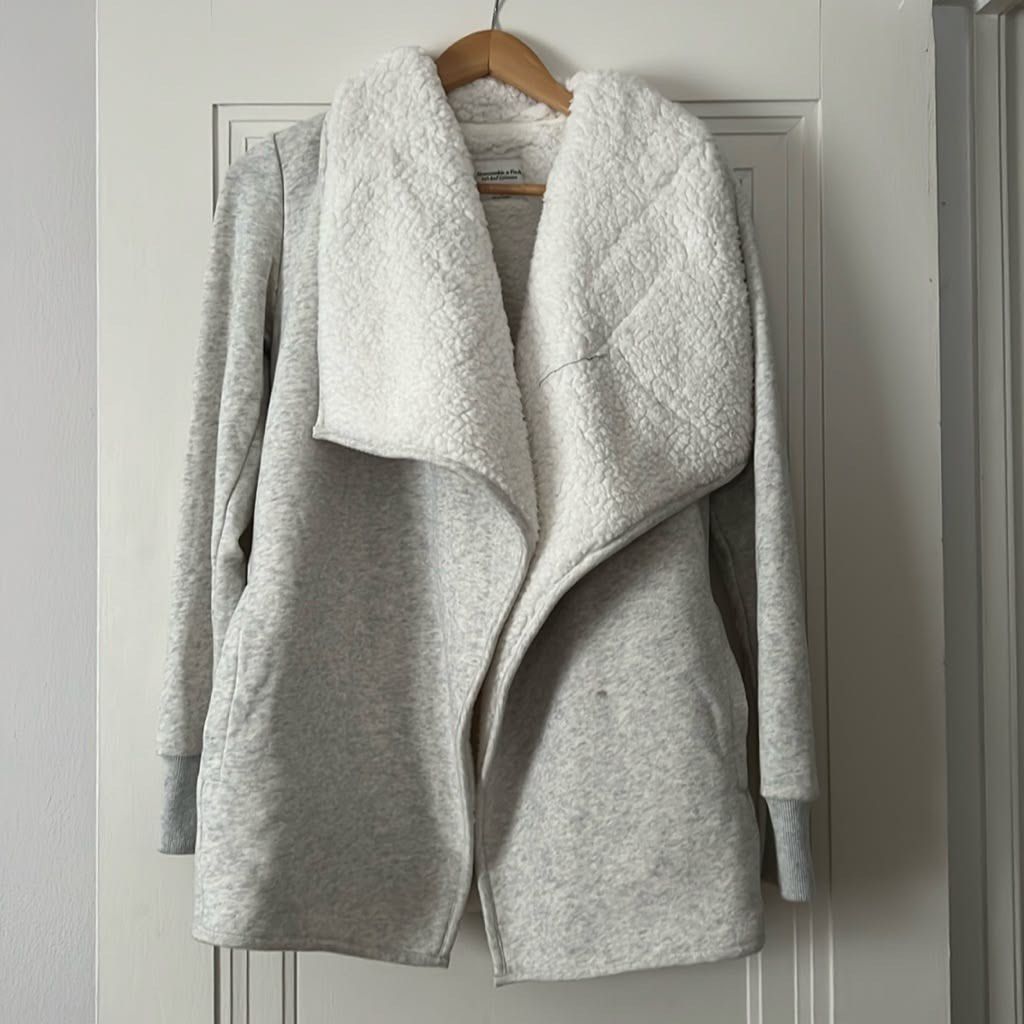 Gray fleeced lined cardigan coat jacket (Category: Coats, Jackets and Outerwear) located in Manila. Submitted by brownbutterlatte (Listing ID 1467942305, Image 1). Description: BNWOT. Never used! Perfect for layering. Good for winter. Super comfy & warm. Can fit XS-Semi M. Stretchable. RFS: Not my style. Helping tags Zara Uniqlo Bershka Cotton On Mango Pull & Bear Stradivarius GU Cos H&M.