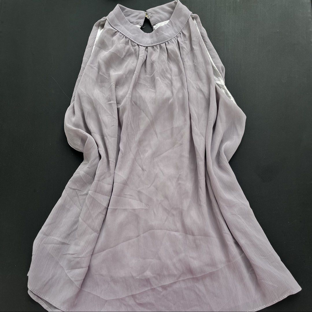 Gray halter with inner lining size small to med (Category: Sleeveless) located in Surigao. Submitted by rynryngoaway (Listing ID 1467862789, Image 1). Description: Gray halter with inner lining, size small to med, no issue pantay kulay nyan sa damit ko yang medjo pink reflection hahahh pm nlng for more pics thank uu.
