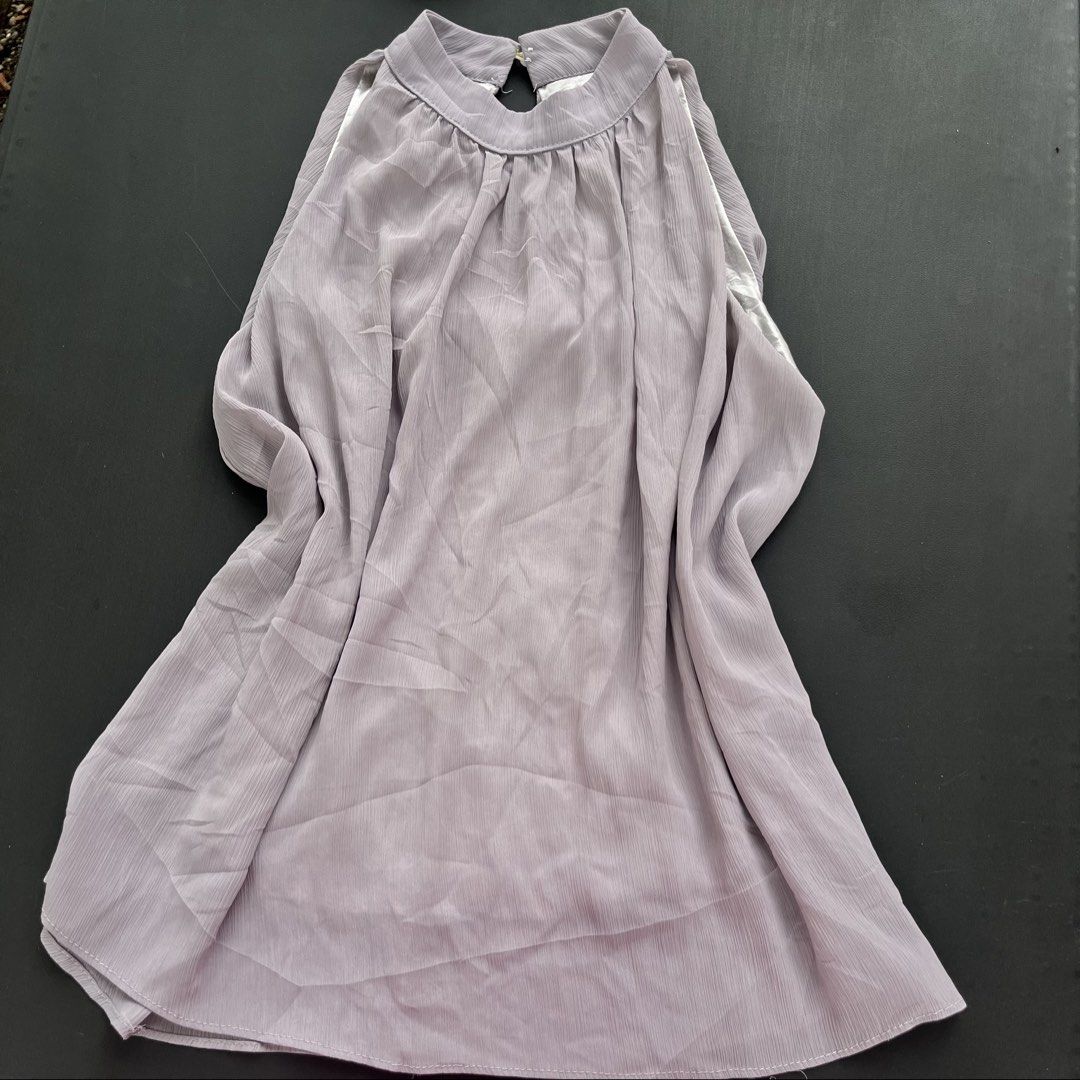 Gray halter with inner lining size small to med (Category: Sleeveless) located in Surigao. Submitted by rynryngoaway (Listing ID 1467862789, Image 2). Description: Gray halter with inner lining, size small to med, no issue pantay kulay nyan sa damit ko yang medjo pink reflection hahahh pm nlng for more pics thank uu.
