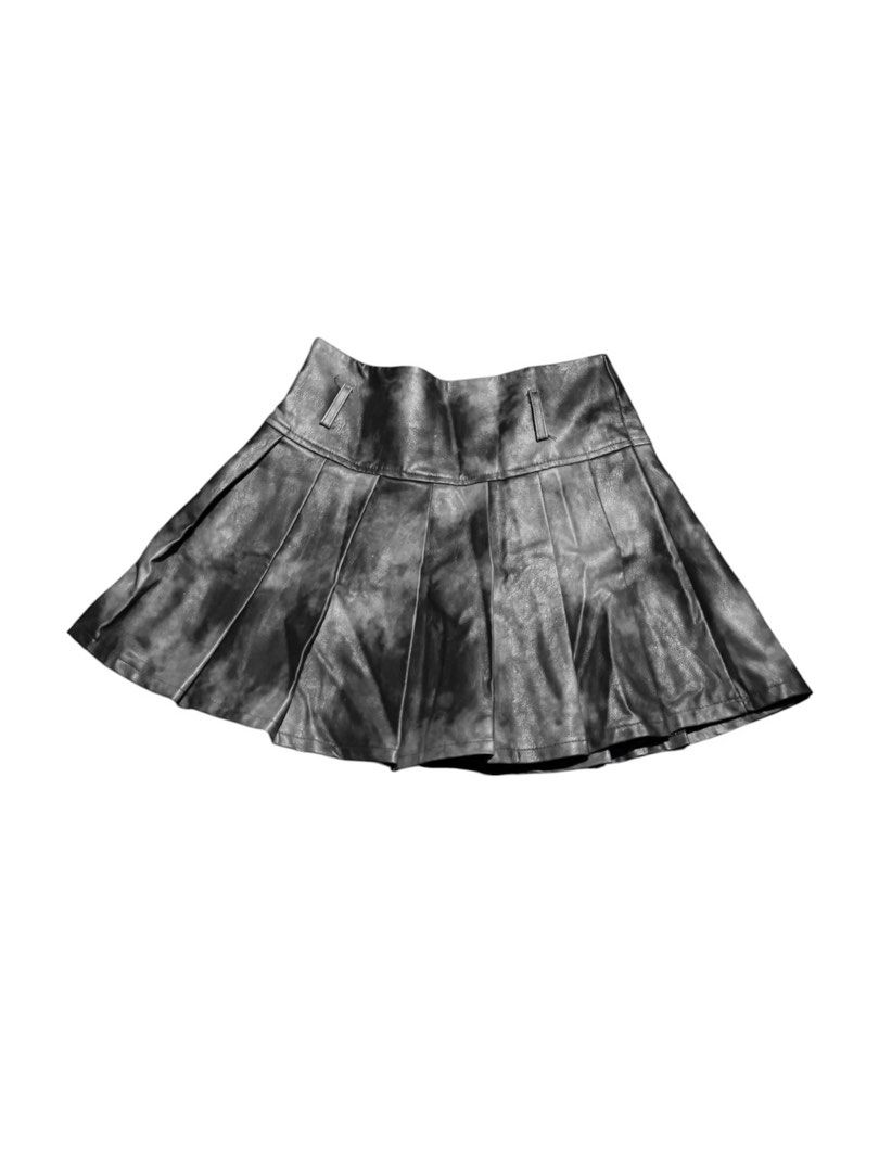 Gray Leather Skirt (Category: Skirts) located in Guiguinto. Submitted by rlyrc_ (Listing ID 1468044740, Image 2). Description: Gray Leather Skirt W 25 L 15 Condition: 10/10 ☆ color may vary due to lighting ☆ Dm for more details. ☆ Prices are negotiable ☆ no deleting of comments, deleting of comments or cancel the orders are considered as bogus buyer! ☆ read our rules before shopping🩶.