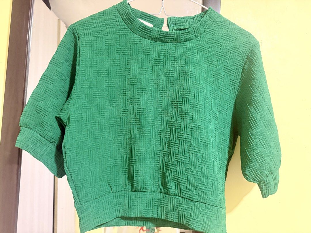 Green Textured Short Sleeve Top with Back Button and Side Zip (Category: Shirts) located in Manila. Submitted by rrtolibas48132 (Listing ID 1467962771, Image 1). Description: - Color: Vibrant bright green - Design: All-over textured woven pattern - Sleeves: Short sleeves with gathered cuffs - Neckline: Round neck with a back keyhole and button closure - Closure: Convenient side zipper for easy wear - Fit: Cropped length with a stylish wide hem ba
