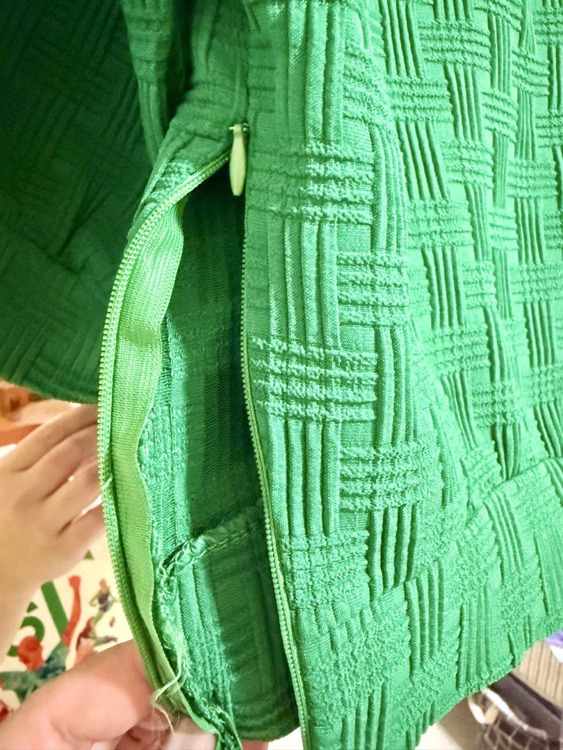 Green Textured Short Sleeve Top with Back Button and Side Zip (Category: Shirts) located in Manila. Submitted by rrtolibas48132 (Listing ID 1467962771, Image 3). Description: - Color: Vibrant bright green - Design: All-over textured woven pattern - Sleeves: Short sleeves with gathered cuffs - Neckline: Round neck with a back keyhole and button closure - Closure: Convenient side zipper for easy wear - Fit: Cropped length with a stylish wide hem ba