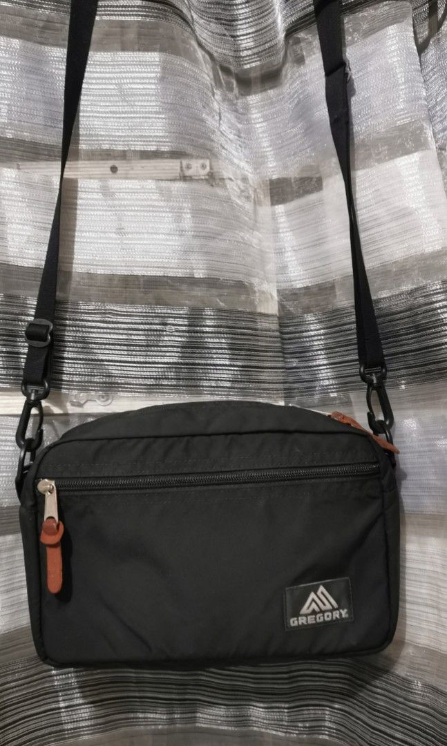 Gregory padded shoulder bag L (Category: Sling Bags) located in San Jose. Submitted by thrift_ni_sir (Listing ID 1467969349, Image 1). Description: Large on tag Excellent condition MOD j&t Add shipping fee MOP gcash.