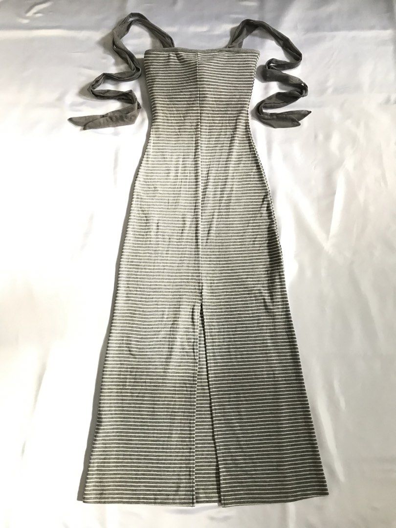 Grey/White Horizontal Striped Pattern Padded Long Dress (Category: Dresses) located in Davao. Submitted by mira_e02 (Listing ID 1467986680, Image 2). Description: Stretchable , ~ Size: XS-S Waist: 24-27 inch , Length: 44/half inch. .