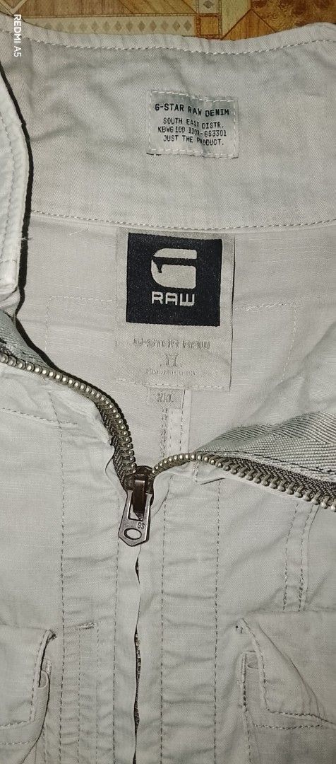 G-Star RAW Utility Jacket Light Grey Size XXL (Category: Coats, Jackets and Outerwear) located in Pila. Submitted by franklinsanity (Listing ID 1467861400, Image 3). Description: - Brand: G-Star Raw - Color: Light grey - Style: Zip-up utility jacket with a high collar and regular fit - Details: Multiple cargo pockets on chest and sleeves, plus embroidered graphics - Material: Durable cotton-blend with a rugged finish - Condition: Great layering p