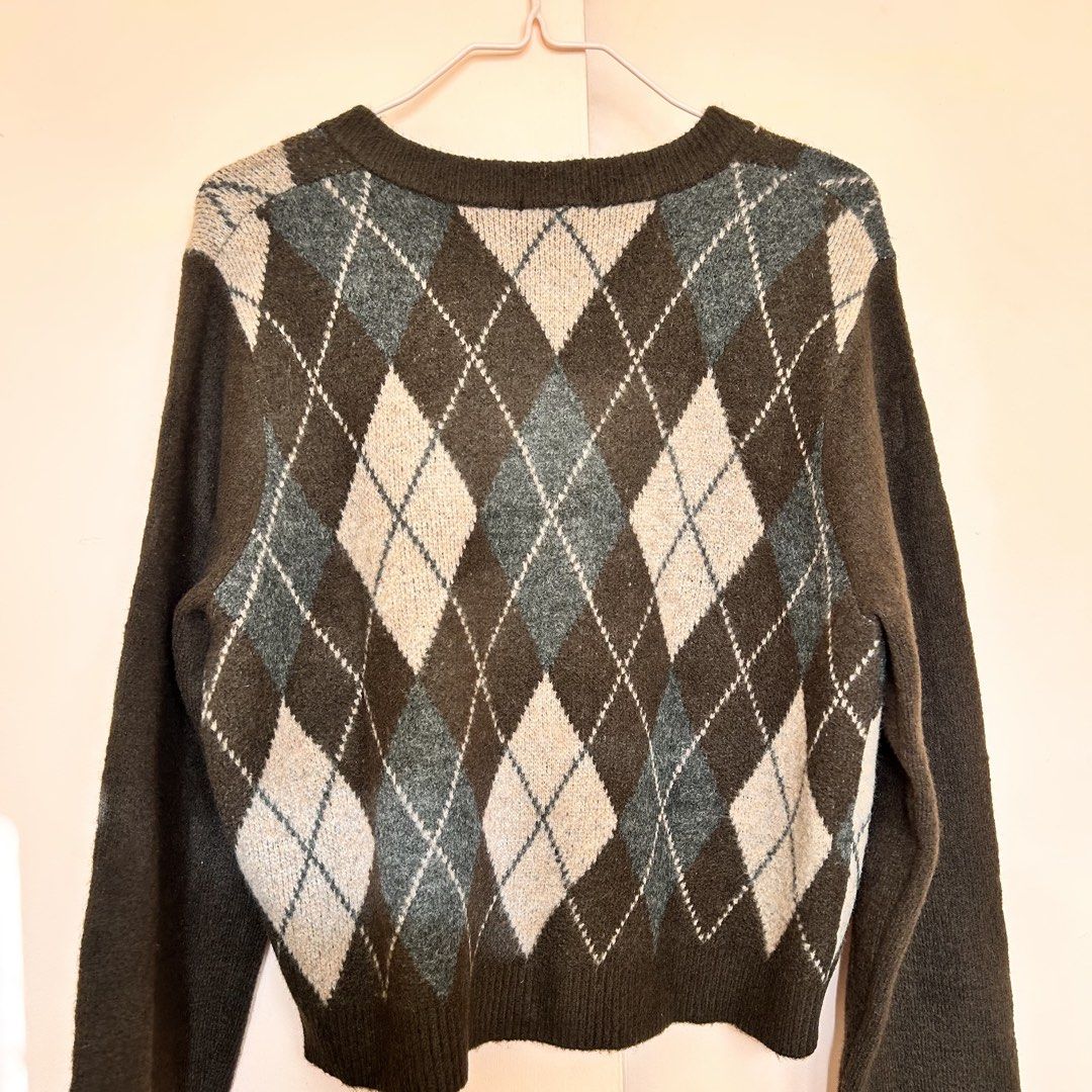 GU Argyle Knit Cardigan Dark Brown (Category: Coats, Jackets and Outerwear) located in Batangas. Submitted by han.jpg (Listing ID 1467913488, Image 3). Description: - brand new from Japan - onhand, ready to ship - pay as you mine - MOP: gcash, maribank - MOD: J&T - location: batangas.