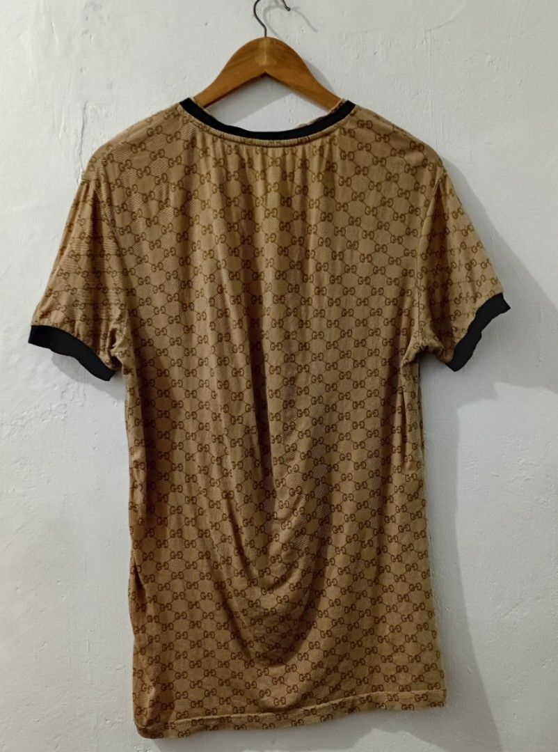 Gu cci Monogram V-Neck Wmns Tops (Category: Luxury Apparel) located in Manila. Submitted by eriiicaspage (Listing ID 1467865819, Image 3). Description: PREOWNED lightly Used Gu cci Monogram VNeck Ribbed Tops -Tan brown -Wth Velour trim /Lining on Neck & Sleeves -Medium-Large - Design: Classic all-over monogram print in beige and brown - Details: V-neck collar and short sleeves with black contrast trim - Fit: Standard fit, lightweight fabric - Con