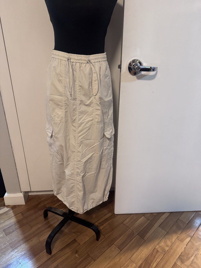 GU Cream Cargo Midi Skirt Drawstring Waist (Category: Skirts) located in Makati City. Submitted by iktan28 (Listing ID 1467968774, Image 1). Description: - Color: Cream (versatile neutral) - Length: Midi - Fit: Easy fit, super casual style - Waistband: Elastic with adjustable hanging drawstrings - Pockets: Functional utility pockets on both sides - Details: Lightweight fabric with a trendy gathered hemline.