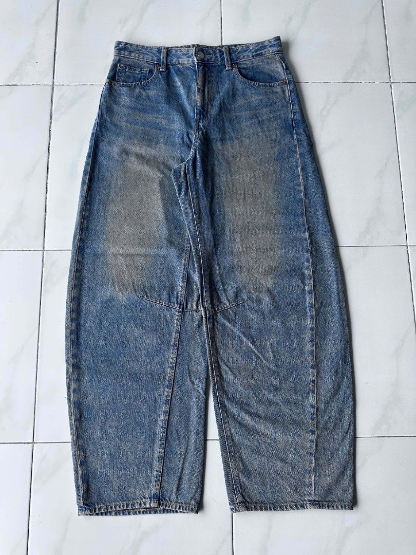 Gu Mud Wash Barrel Pants (Category: Jeans) located in Ilagan. Submitted by kianluis (Listing ID 1467948203, Image 1). Description: Excellent Condition✅ Color Rate: 9.5/10 Issue: Flawless but cut tags Semi hard/thick/heavy denim✅ Dimes (medida) Waist: 30-31 Length: 41 Thigh:13 Hem: 9.5.