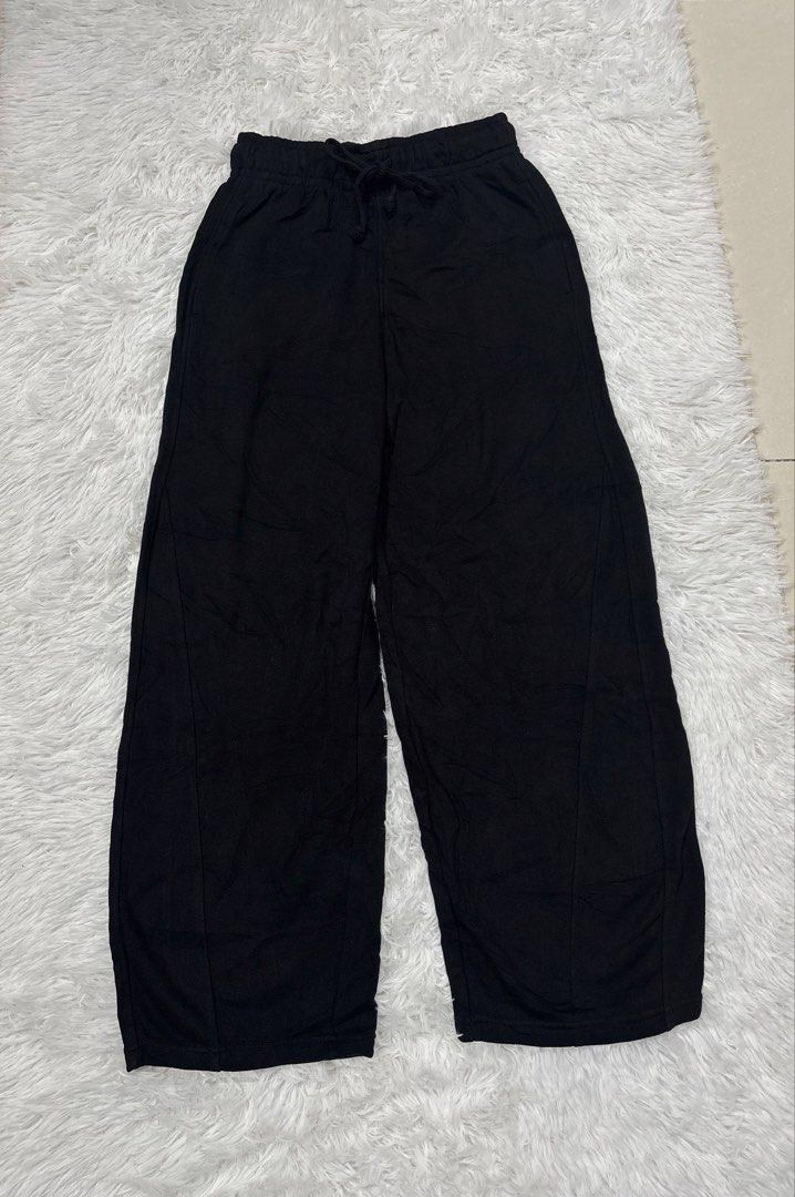 Gu Sweat Barrel-Leg Pants (Category: Other Bottoms) located in San Fernando. Submitted by wintersummerboutique (Listing ID 1467919205, Image 2). Description: Gu Sweat Barrel-Leg Pants Medium on tag Waist 28-32 Length 38 Excellent condition Pampanga 10/10 black .