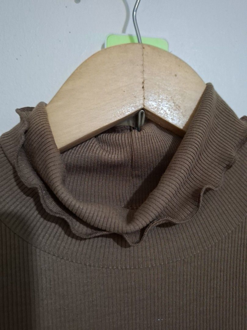 GU turtleneck S (Category: Longsleeves) located in Subic. Submitted by petitecorner22 (Listing ID 1467847382, Image 3). Description: no more haggling please.
