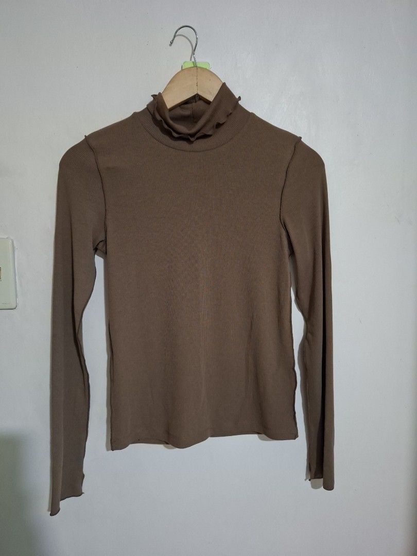 GU turtleneck S (Category: Longsleeves) located in Subic. Submitted by petitecorner22 (Listing ID 1467847382, Image 2). Description: no more haggling please.