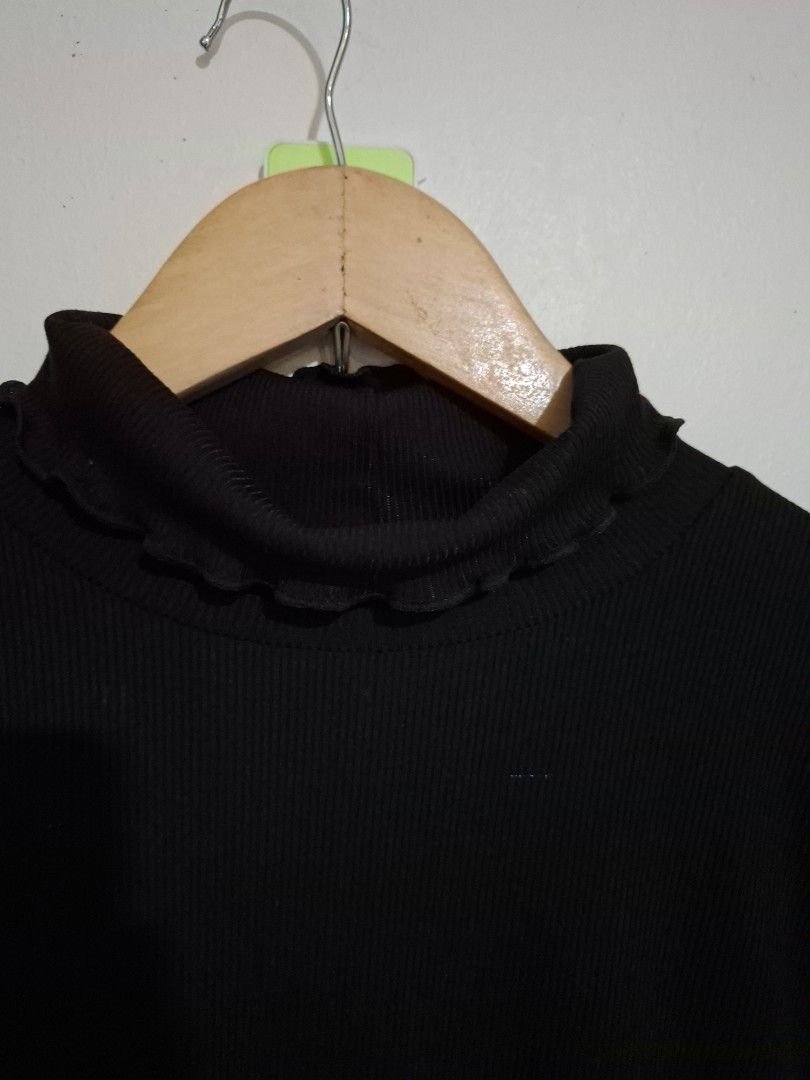 GU turtleneck XL (Category: Longsleeves) located in Subic. Submitted by petitecorner22 (Listing ID 1467850967, Image 3). Description: no more haggling please.