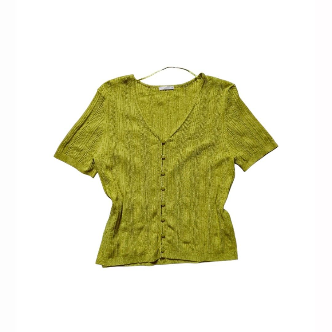 GU women's top (Category: Others Tops) located in Davao. Submitted by jeff_thrifts (Listing ID 1467850289, Image 1). Description: no issue excellent condition dm if interested.
