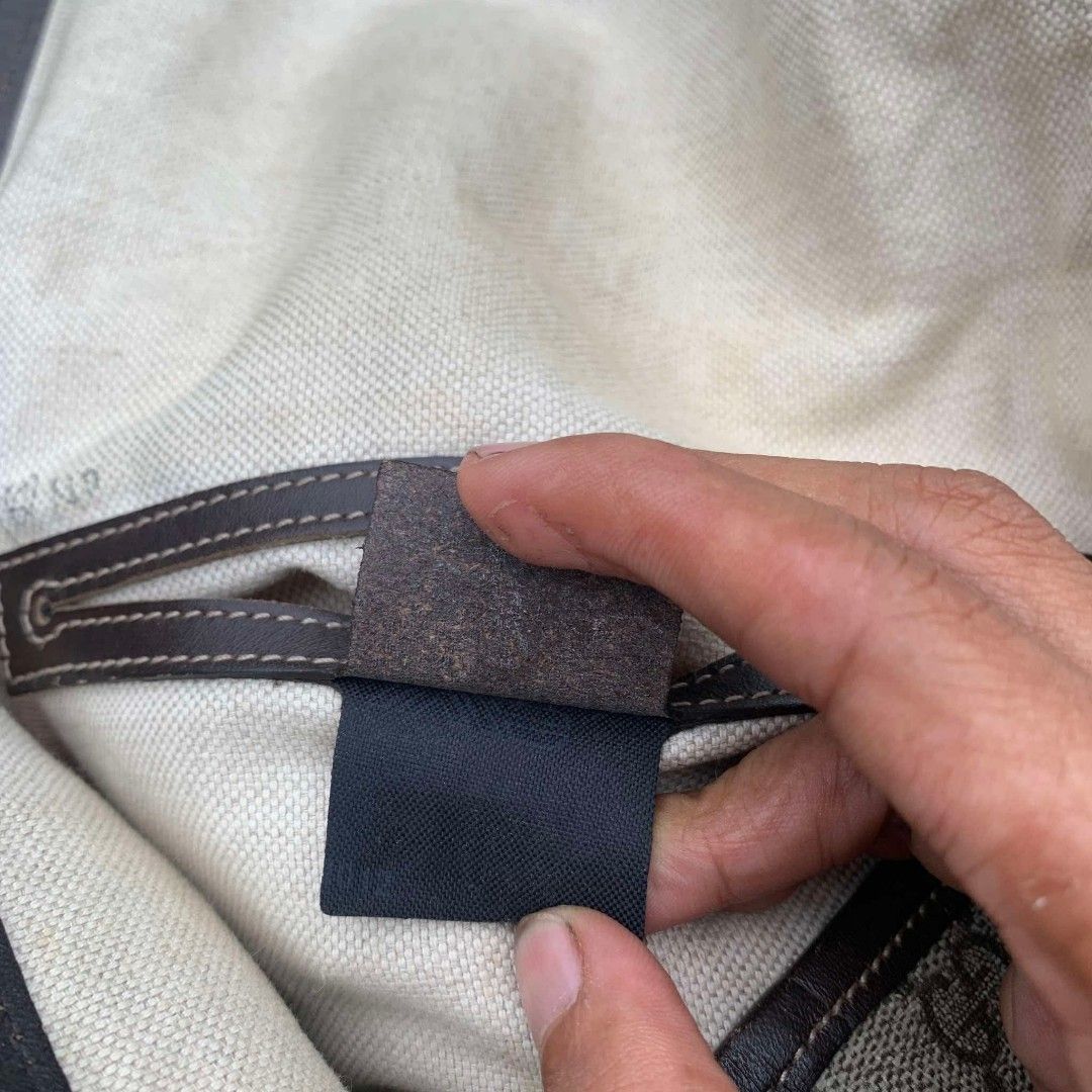 GUCCI (Category: Sling Bags) located in Cagayan de Oro. Submitted by mysticdolphin.62c23a (Listing ID 1467966978, Image 3). Description: GUCCI AUTHENTIC SLING BAG 🔥 EXCELLENT ISSUE SCRATCH LANG PO SUPER GANDA PA.