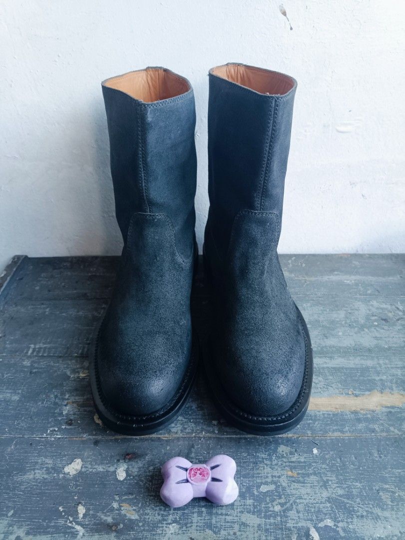 Gucci Camden Pecos boots (Category: Boots) located in Muntinlupa City. Submitted by kamiseta01 (Listing ID 1467918504, Image 2). Description: authentic gucci Camden Pecos boots made in Italy size 7 1/2 UK excellent condition near to new.