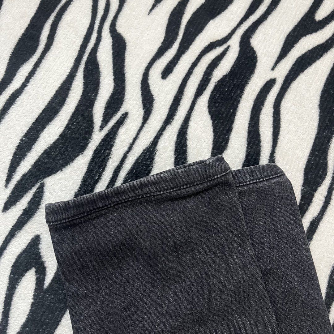 Gucci denim pants (Category: Jeans) located in Manila. Submitted by royaldripmanila (Listing ID 1467946769, Image 3). Description: Sign of usage W30 L39.