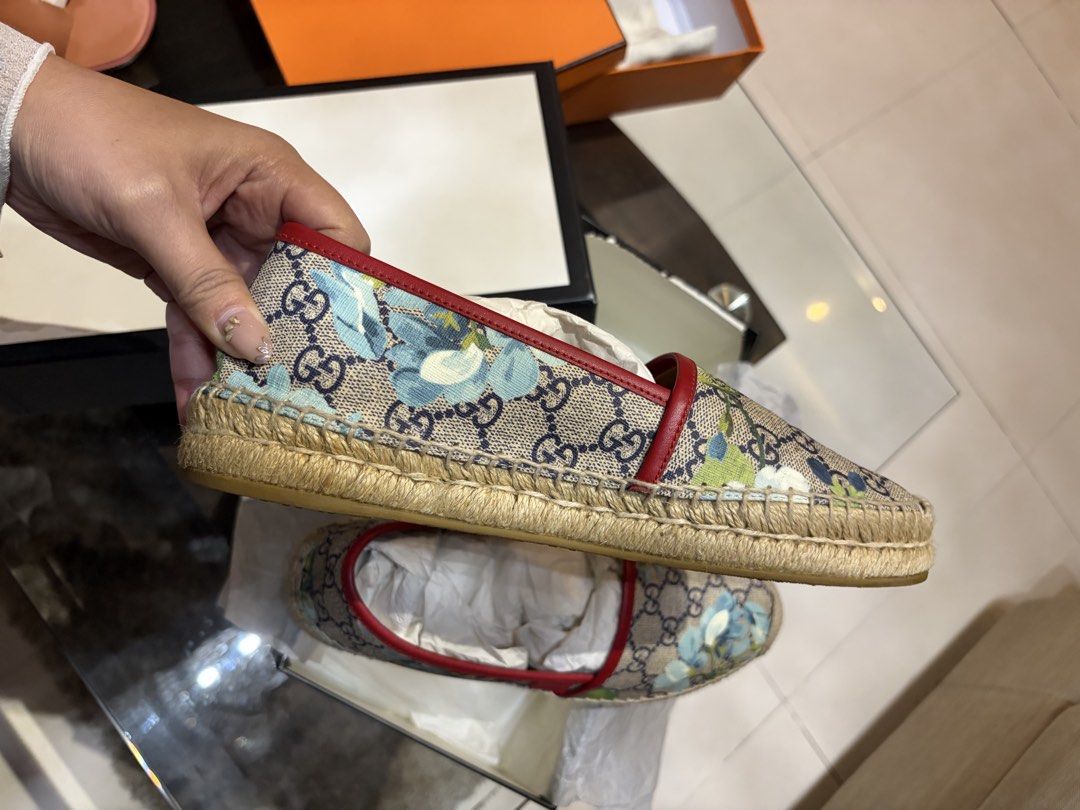 Gucci shoes (Category: Activewear) located in Manila. Submitted by at_realty (Listing ID 1467948614, Image 3). Description: Used once With box .