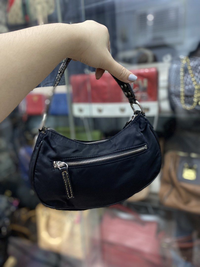 GUESS (Category: Shoulder Bags) located in San Mateo. Submitted by kluxuryy (Listing ID 1467886503, Image 3). Description: OFFER YOUR PRICE NEGOTIABLE.