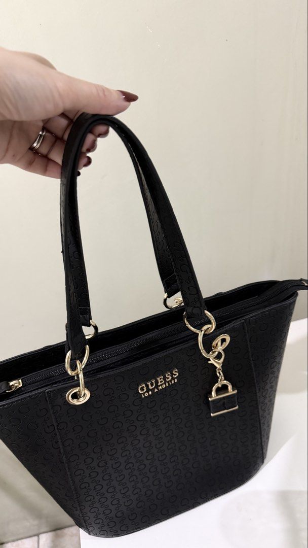 GUESS BAG (Category: Shoulder Bags) located in Lucban. Submitted by amandabdel87777 (Listing ID 1467855529, Image 2). Description: .