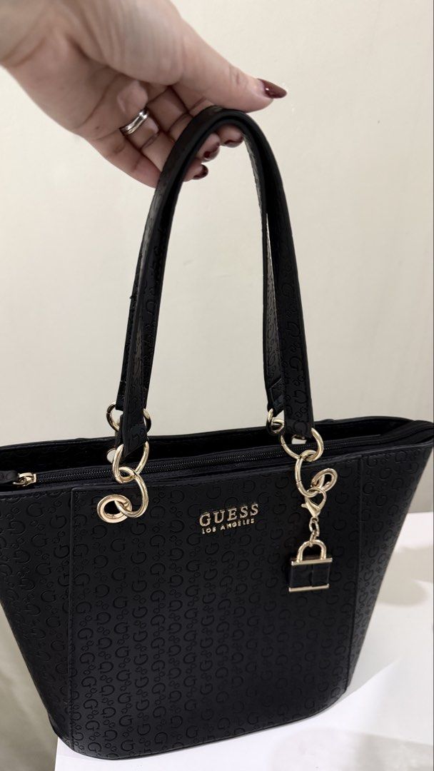 GUESS BAG (Category: Shoulder Bags) located in Lucban. Submitted by amandabdel87777 (Listing ID 1467855529, Image 1). Description: .