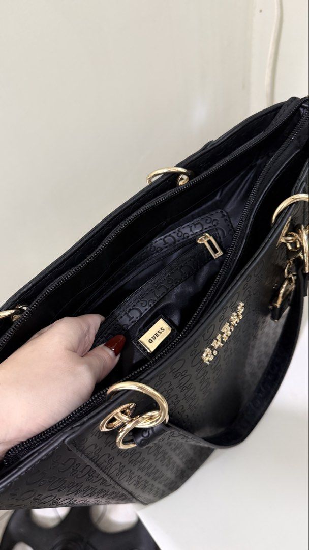 GUESS BAG (Category: Shoulder Bags) located in Lucban. Submitted by amandabdel87777 (Listing ID 1467855529, Image 3). Description: .
