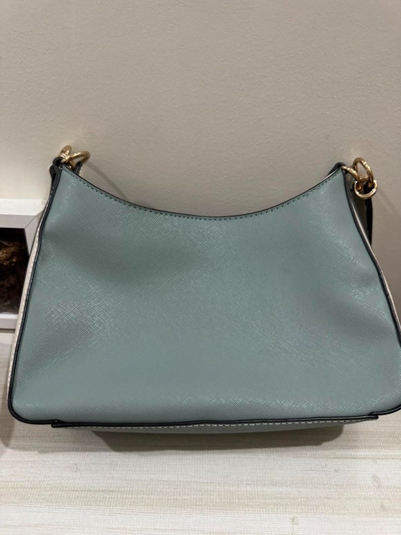 Guess Colourblock Shoulder Bag with Pouch (Category: Shoulder Bags) located in Pasig City. Submitted by zanderlouie24 (Listing ID 1468007116, Image 2). Description: Guess Colourblock Shoulder Bag with Pouch +Shipping fee: Lalamove kung within Metro Manila and LBC pag outside Metro Manila.