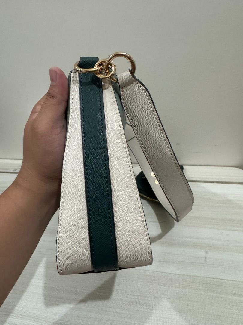 Guess Colourblock Shoulder Bag with Pouch (Category: Shoulder Bags) located in Pasig City. Submitted by zanderlouie24 (Listing ID 1468007116, Image 3). Description: Guess Colourblock Shoulder Bag with Pouch +Shipping fee: Lalamove kung within Metro Manila and LBC pag outside Metro Manila.