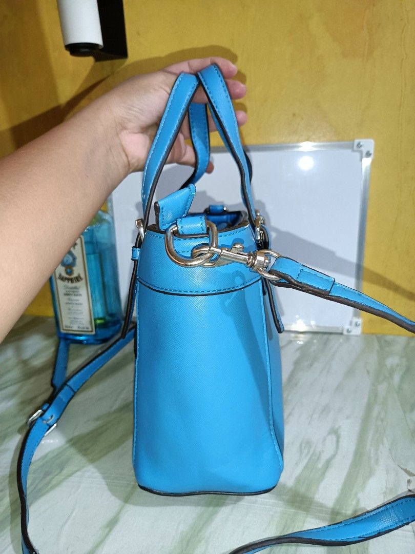 Guess Top Handle Bag (Category: Cross-body Bags) located in Bolinao. Submitted by shayne_0215 (Listing ID 1467974155, Image 3). Description: - No Flaws - Ukay Source - Made in China - Last Price Posted - Deal Now, Pay Now - MOP: GCASH - SF will be shouldered by the buyer.