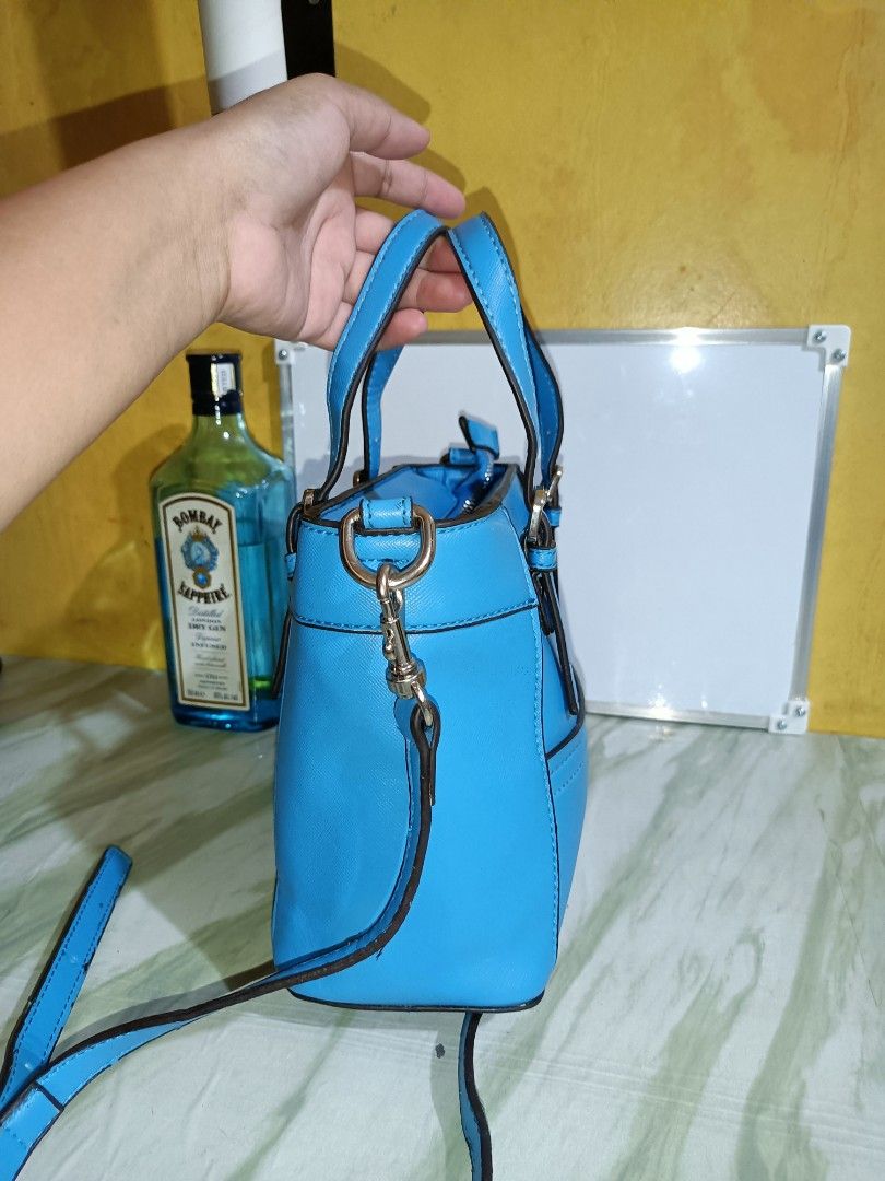 Guess Top Handle Bag (Category: Cross-body Bags) located in Bolinao. Submitted by shayne_0215 (Listing ID 1467974155, Image 2). Description: - No Flaws - Ukay Source - Made in China - Last Price Posted - Deal Now, Pay Now - MOP: GCASH - SF will be shouldered by the buyer.