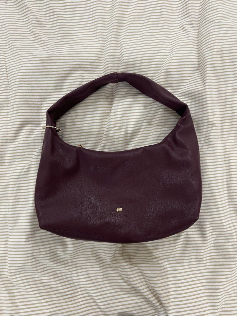 GVN Medium Hobo Bag in Oxblood (Category: Shoulder Bags) located in Santa Rosa. Submitted by herprel0ved (Listing ID 1467983672, Image 1). Description: - bought last Aug/Sep 2024 - No leather peeling and tarnished hardware - Pristine condition RFS: i barely use it.