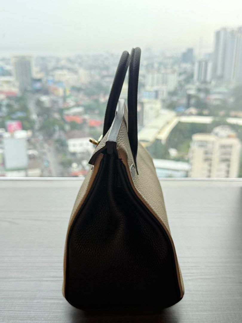 Hand Bag (Category: Shoulder Bags) located in Cebu City. Submitted by dianne.143 (Listing ID 1467914280, Image 2). Description: Never been use.