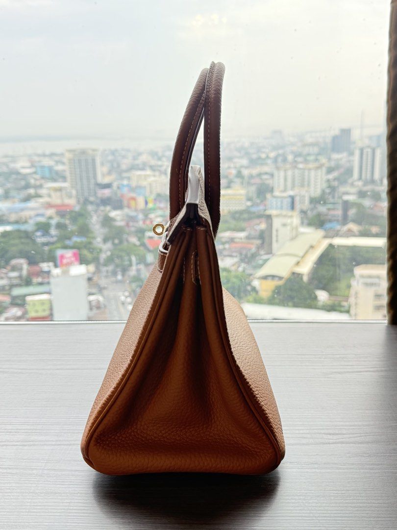 Hand Bag (Category: Shoulder Bags) located in Cebu City. Submitted by dianne.143 (Listing ID 1467914525, Image 2). Description: .
