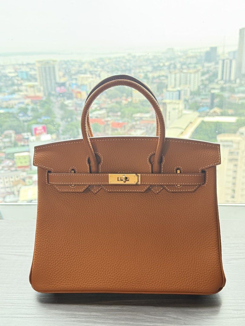 Hand Bag (Category: Shoulder Bags) located in Cebu City. Submitted by dianne.143 (Listing ID 1467914525, Image 1). Description: .