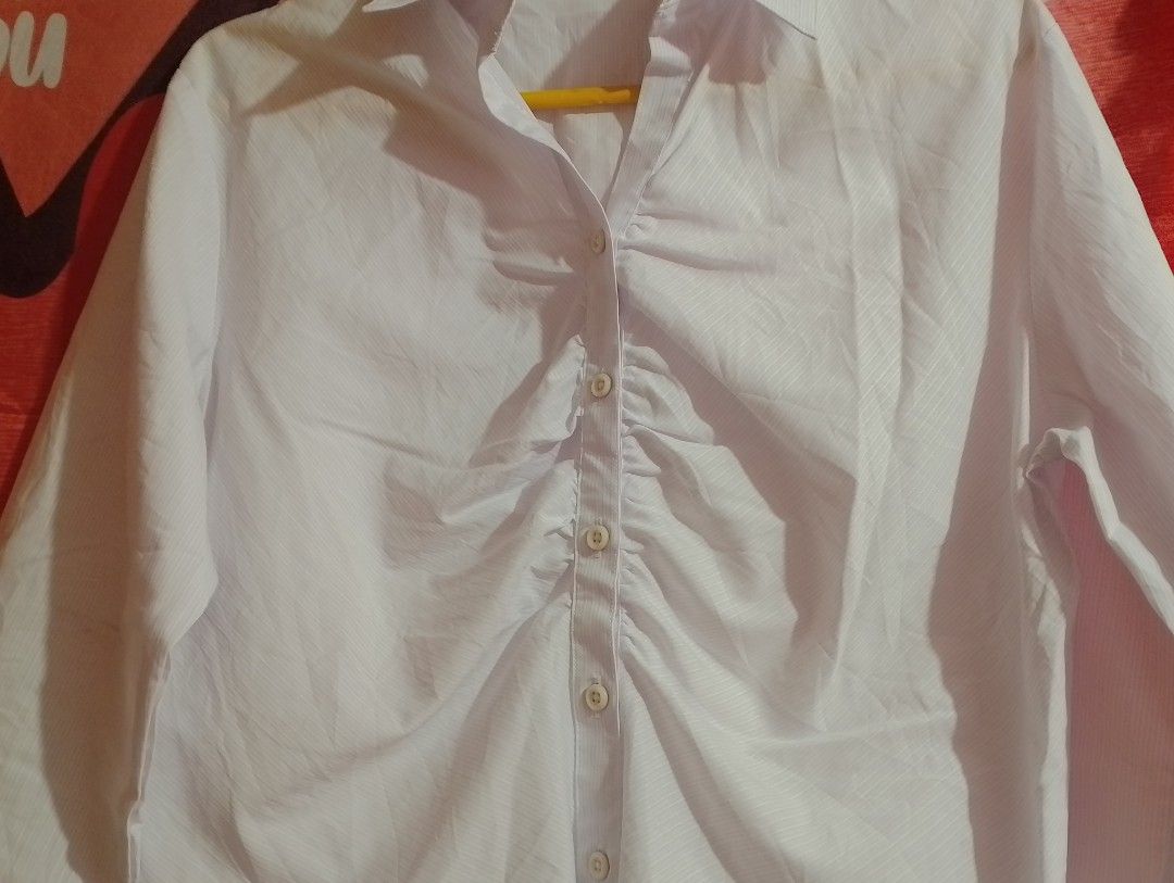 Heart Made Shins White Collared Button Down Blouse (Category: Blouses) located in Manila. Submitted by nievesolanna (Listing ID 1467934336, Image 2). Description: medium to large. complete & w/ extra buttons. maganda at presko ang fabric. ganda pang-work attire or mga casual fits. halos bagong-bago pa. 80 PESOS LOC: SAMPALOC, MANILA .
