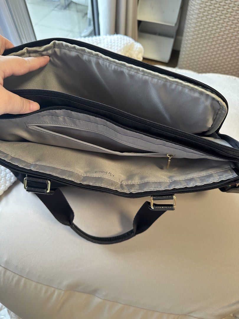 Hedgren Appeal L (Work Bag) (Category: Tote Bags) located in Taguig. Submitted by kathleen.tan (Listing ID 1467932914, Image 3). Description: Still looks new even if I honestly used this for 6 months of work. RFS: I dont bring my laptop outside anymore.